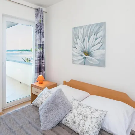 In With House Sea View Povljana